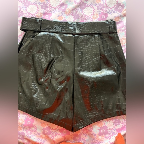 Princess Polly faux croc black shorts w/belt size 2 - Picture 10 of 10